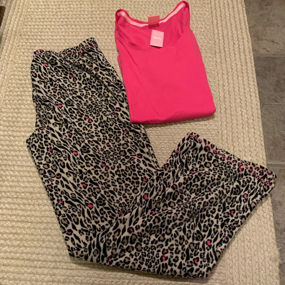 ✅ 5/$20 ⏱ Pajama set!